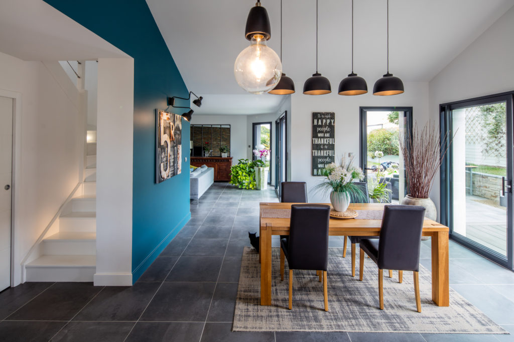 Le salon dans le prolongement de l'espace cuisine repas permet de distinguer les zones de la maison tout en apportant convivialité et partage