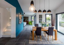 Le salon dans le prolongement de l'espace cuisine repas permet de distinguer les zones de la maison tout en apportant convivialité et partage