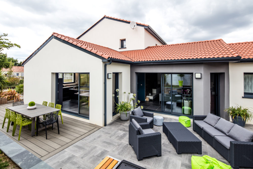 La terrasse avec accès direct du salon et de l'espace repas permet une continuité de l'espace à vivre pour plus de convivialité