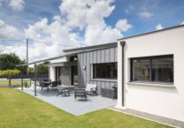 Utilisation du zinc et de murs de parement pour donner du caractère à la maison