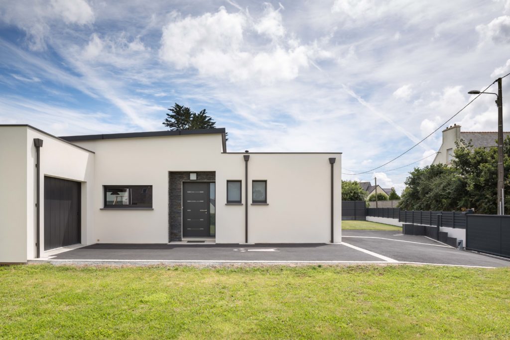Lignes épurées pour la façade avant de cette maison individuelle de plain-pied