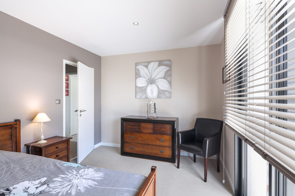 Chambre de la suite parentale, lumineuse et ouverte sur la terrasse
