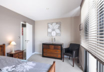 Chambre de la suite parentale, lumineuse et ouverte sur la terrasse