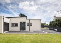 Lignes épurées pour la façade avant de cette maison individuelle de plain-pied