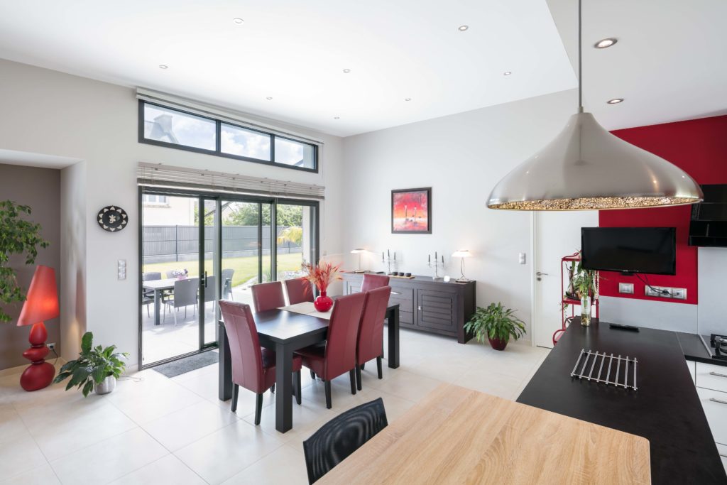 Espace cuisine salle à manger de la maison individuelle avec ouverture sur la terrasse et le jardin.