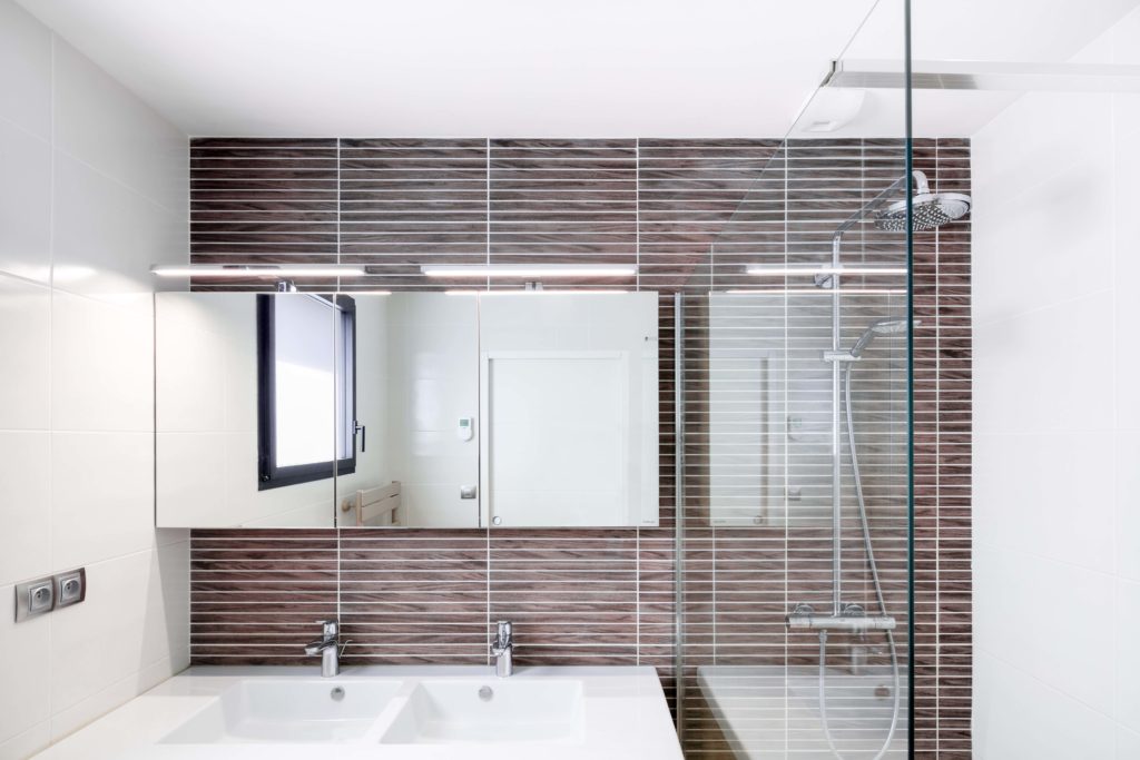 salle d'eau de la suite parentale avec double vasqe et douche à l'italienne