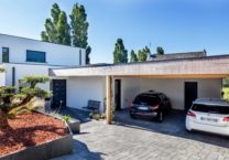Le vaste car port invite à pénétrer rapidement à l'intérieur