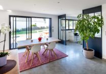La maison est sublimée par la luminosité et les beaux volumes des pièces de vie