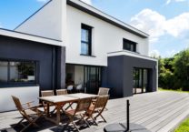 Le design de la maison s'appuie sur un jeu de lignes et de volumes et un mélange de matériaux