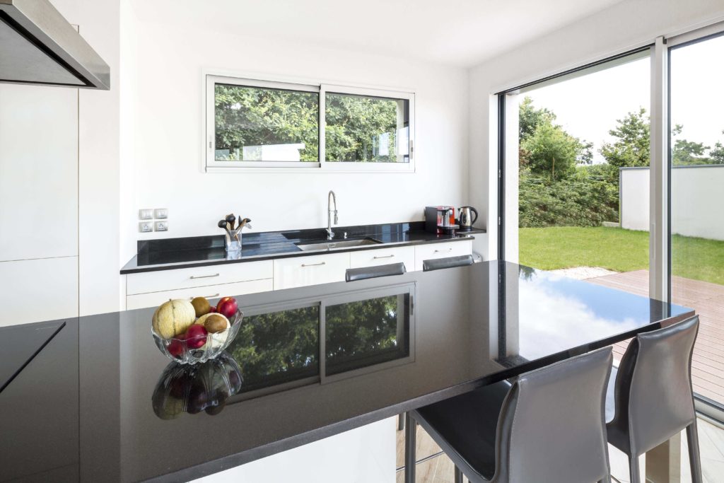 La cuisine, épurée, s'intègre parfaitement dans le design contemporain de la maison