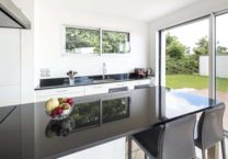 La cuisine, épurée, s'intègre parfaitement dans le design contemporain de la maison