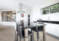 L'espace repas, ouvert sur la cuisine, offre un espace de convivialité