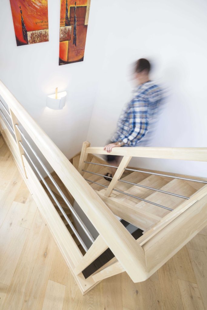 Les tons neutres de la décoration et la qualité du mobilier s'accordent parfaitement avec l'ensemble de la construction