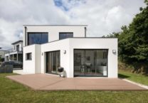 Les nombreuses ouvertures baignent de lumière la maison et subliment l'architecture