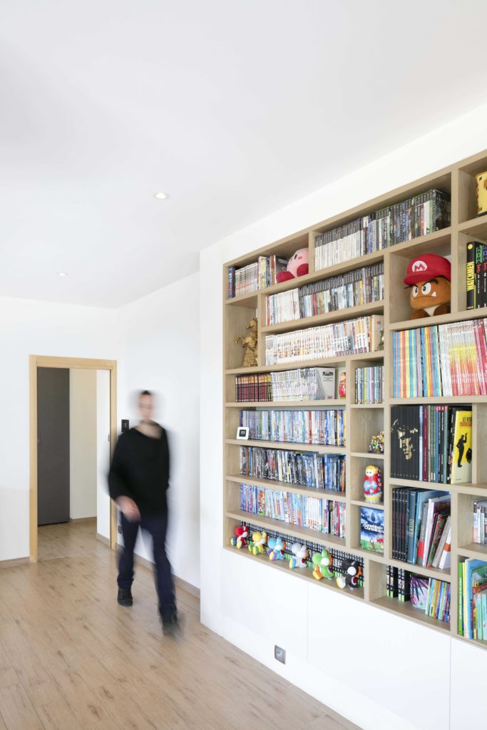 Le mobilier épuré et optimisé de la maison fait toute la différence et permet un design contemporain en adéquation avec l'architecture de la maison