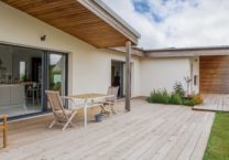 La couverture partielle de la terrasse par le prolongement de la toiture permet d'en profiter quelque soit la météo