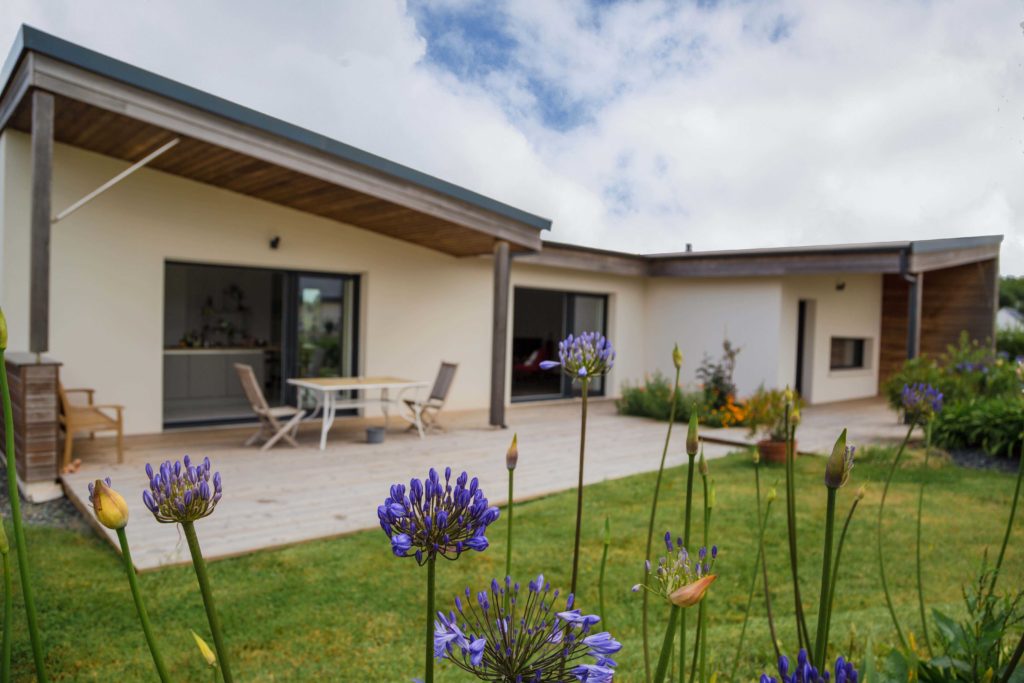 L'architecture de cette maison individuelle de plain pied permet une intégration parfaite dans son environnement et fait de cette terrasse un prolongement des pièces de vie intérieures