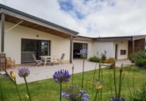 L'architecture de cette maison individuelle de plain pied permet une intégration parfaite dans son environnement et fait de cette terrasse un prolongement des pièces de vie intérieures