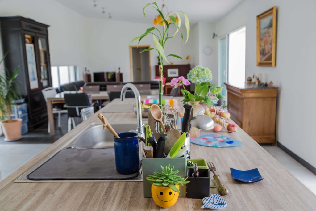 Les pièces de vie de cette construction individuelle de plain pied permettent deux espaces bien distincts entre la cuisine et la salon-séjour
