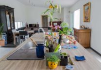 Les pièces de vie de cette construction individuelle de plain pied permettent deux espaces bien distincts entre la cuisine et la salon-séjour