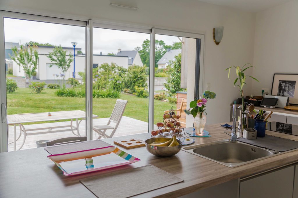 L'utilisation de tons neutres dans la décoration et le mobilier permet de conserver un aspect naturel dans toute la construction