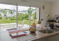 L'utilisation de tons neutres dans la décoration et le mobilier permet de conserver un aspect naturel dans toute la construction