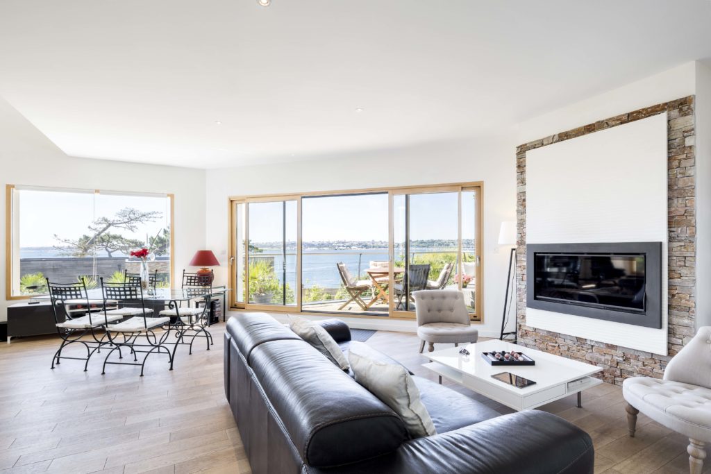 Le salon s'ouvre sur la terrasse pour agrandir le champ de vision et agrémenter l'espace de vie d'un tableau hors du commun