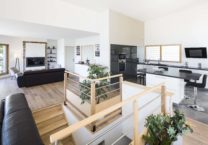 A l'étage, les différents espaces s'organisent autour de la terrasse et sa magnifique vue