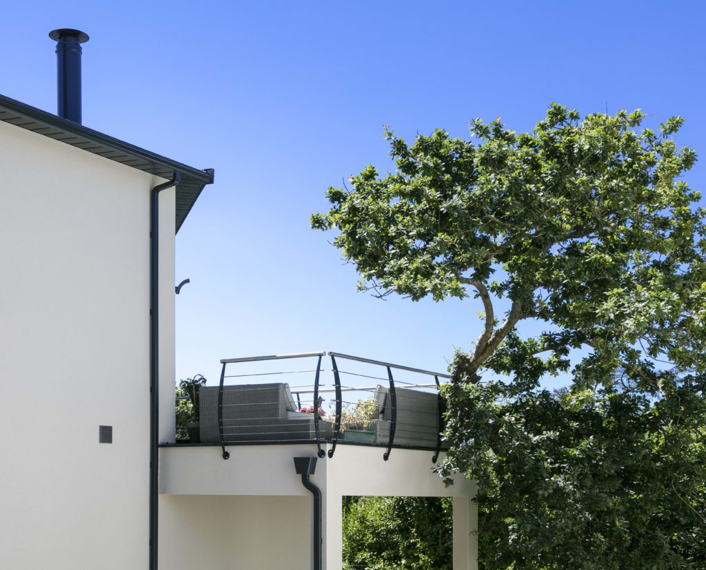 L'élégante terrasse surplombe la construction et offre une vue d'exception