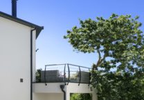 L'élégante terrasse surplombe la construction et offre une vue d'exception