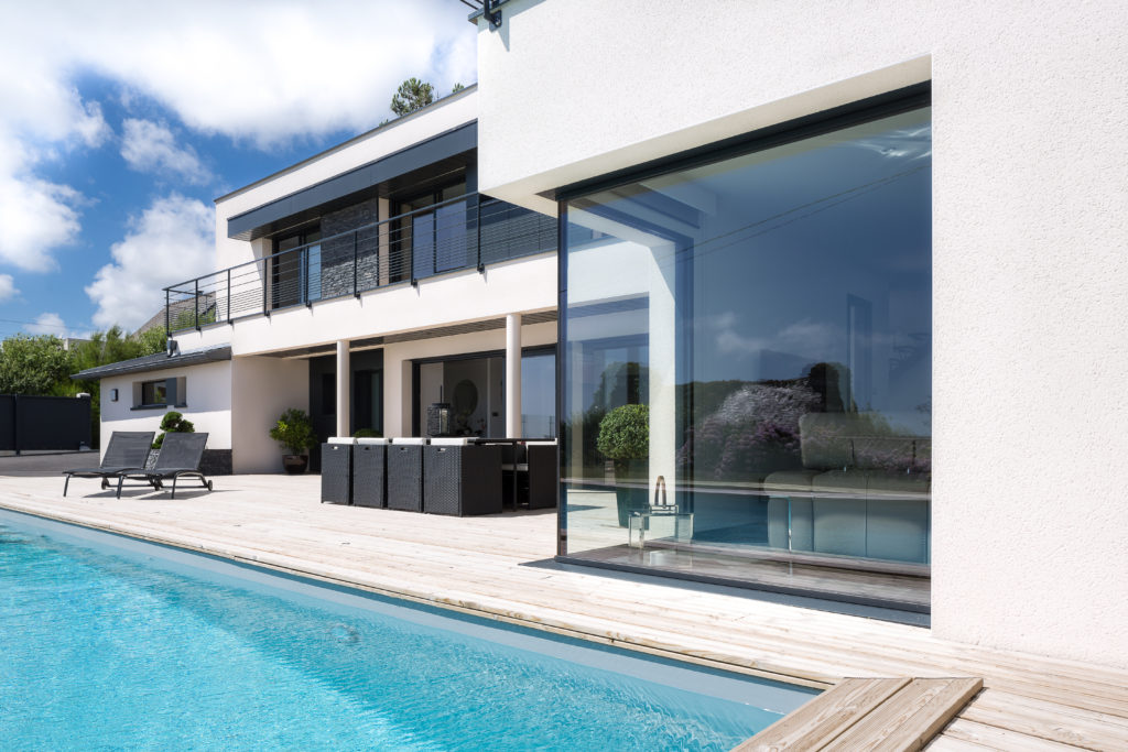 Maison avec balcon et piscine