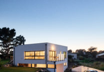 Maison inversée moderne