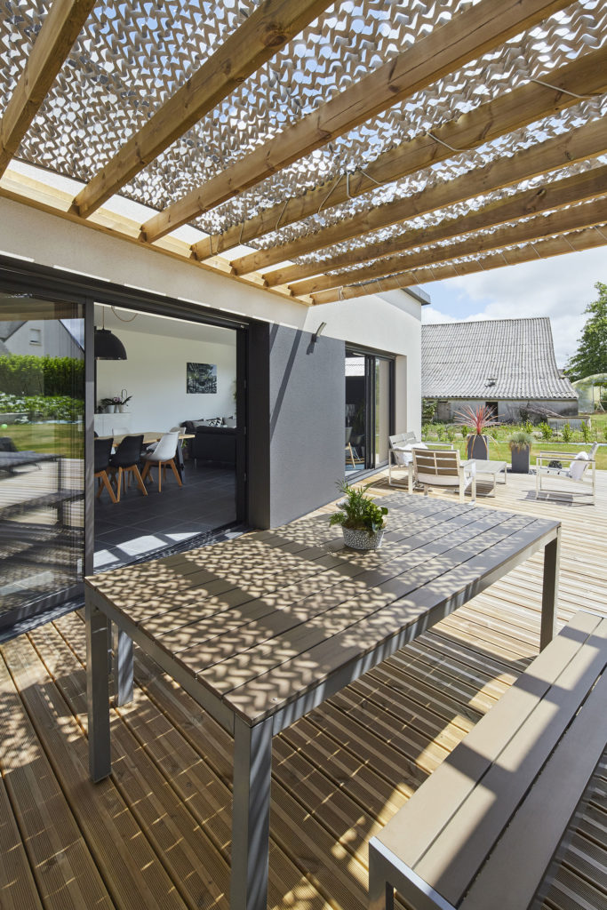 pergola-terrasse-bois-maison-traditionnelle