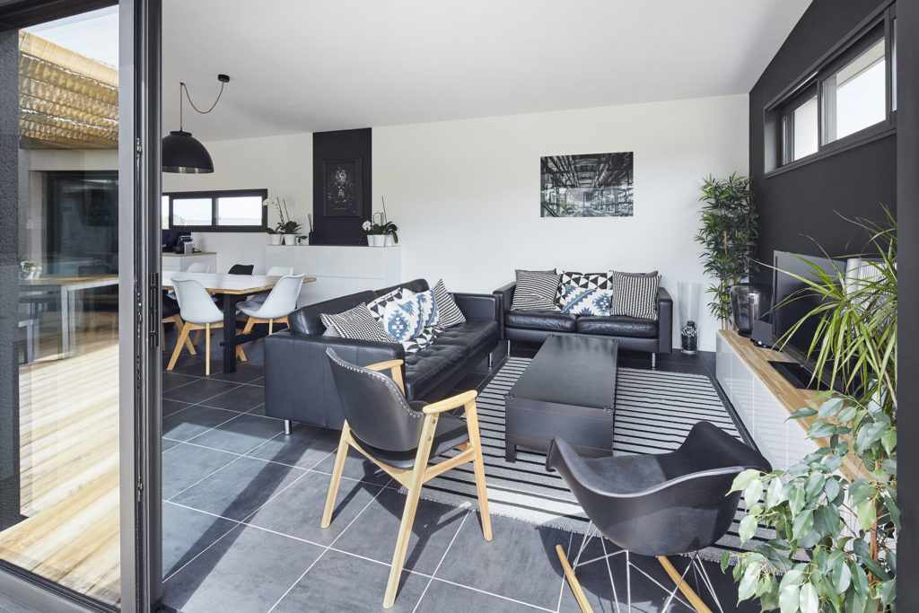 salon-ouvert-maison-traditionnelle-design
