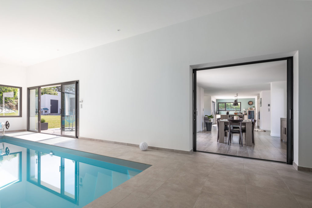 piscine-interieure-maison-contemporaine