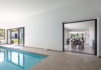 piscine-interieure-maison-contemporaine