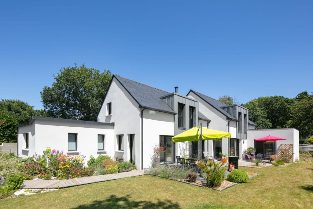 Maison moderne vue du jardin
