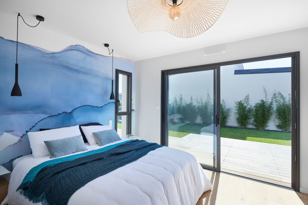 chambre-parentale-bleue-maison