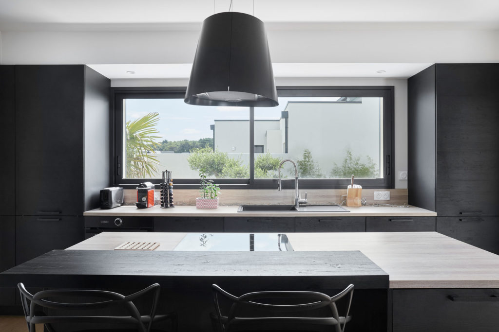 cuisine-noire-bois-maison