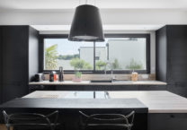 cuisine-noire-bois-maison