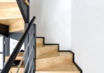 escalier-bois-noir-mat-trecobat