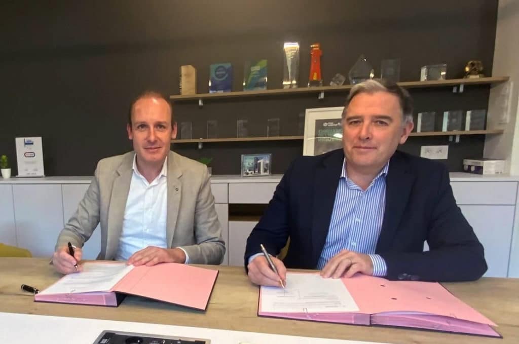 Signature entre Julien Blanchard, Président du Directoire d’Hoffmann Green et Alban Boyé, Président Directeur Général du Groupe Trecobat