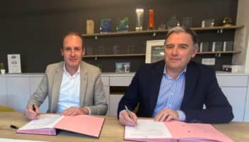 Signature entre Julien Blanchard, Président du Directoire d’Hoffmann Green et Alban Boyé, Président Directeur Général du Groupe Trecobat