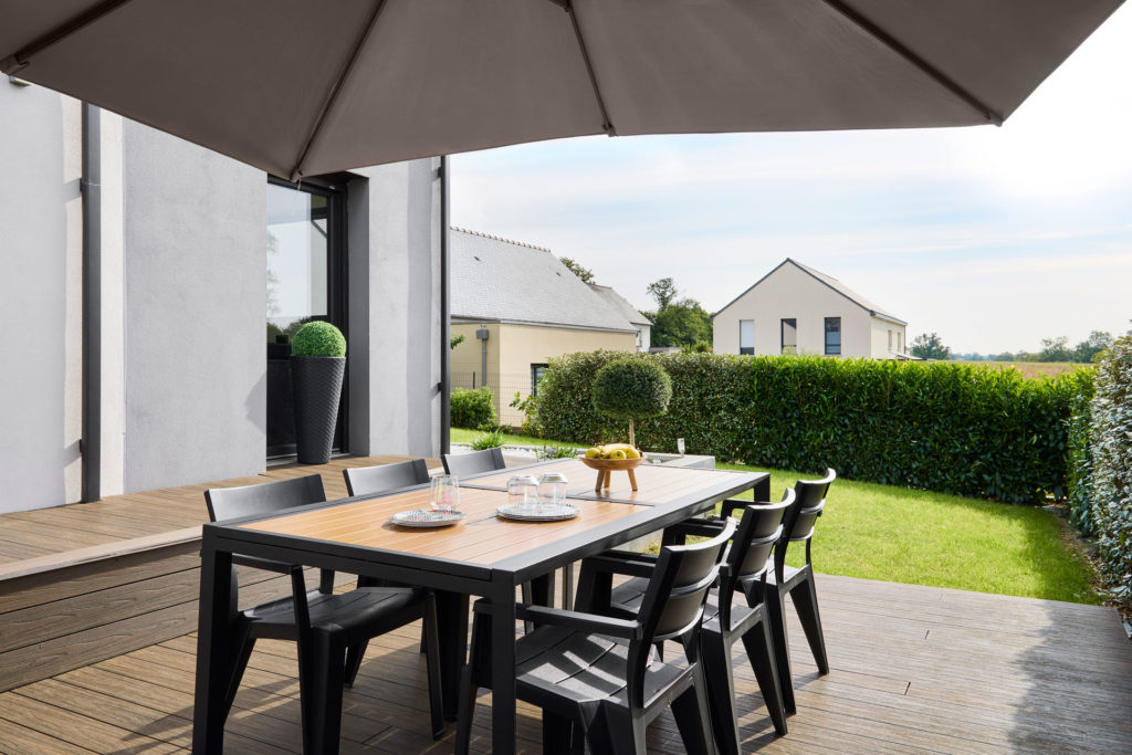 coin-repas-extérieur-maison-trecobat-rennes