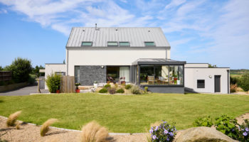Maison contemporaine et toit en zinc