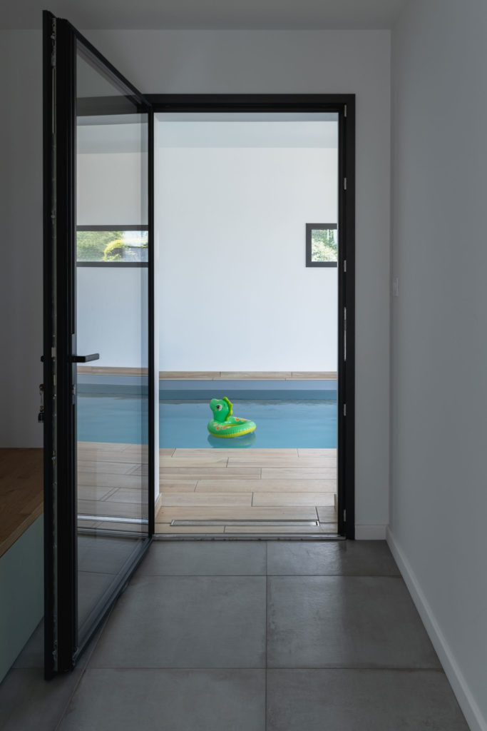 couloir-piscine-interieure-maison