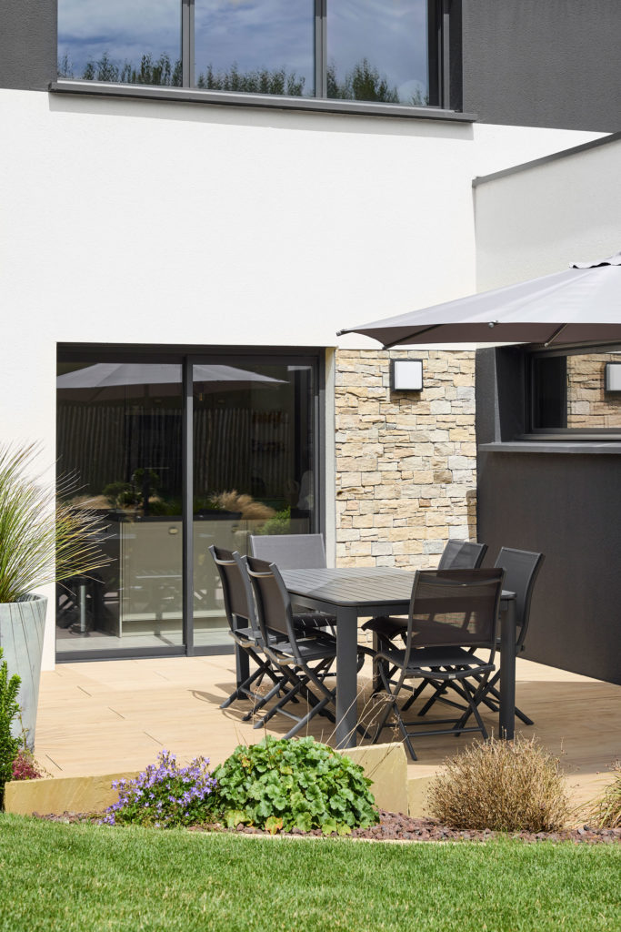espace-repas-extérieur-maison-