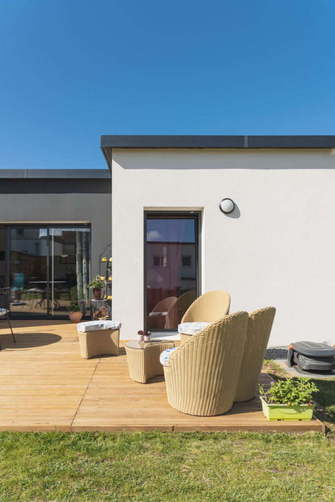 salon-terrasse-maison-trecobat-brest