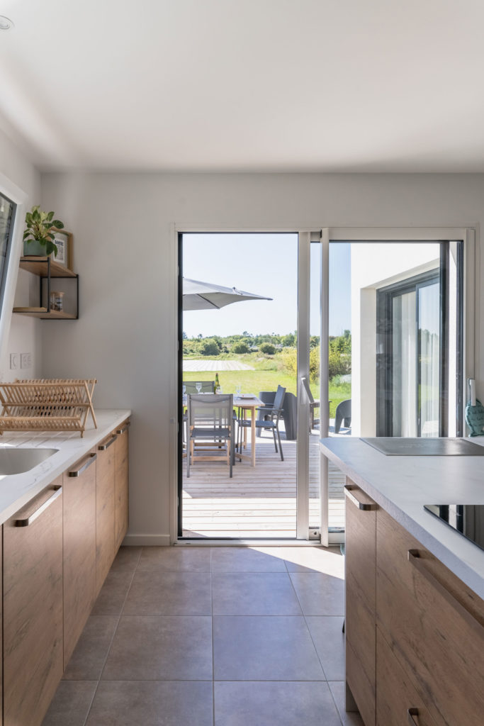 cuisine-terrasse-maison-trecobat-morlaix