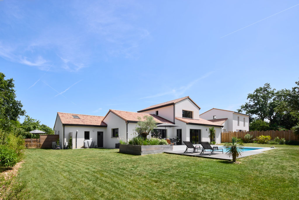 maison-étage-piscine-enterrée-trecobat-